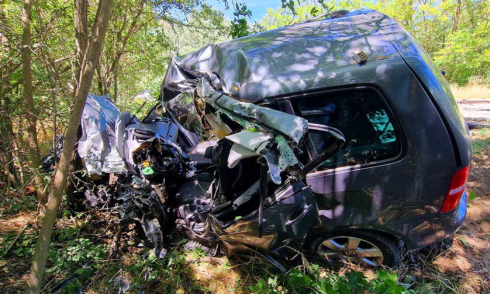 Valósággal széttrancsírozta a sóderrel teli teherautó a vele frontálisan ütköző Volkswagent, az autó sofőrje nem élte túl a balesetet