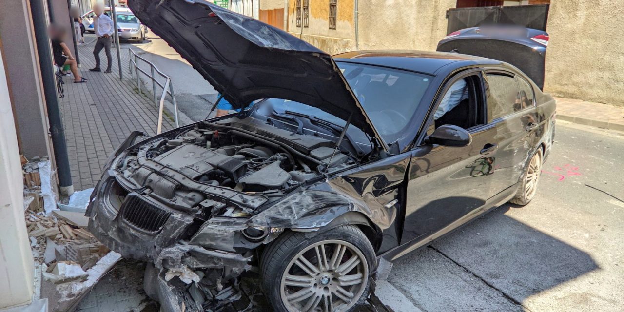 Turisták közé hajtott egy BMW-s Kőszegen, az autó egy kisboltba csapódott
