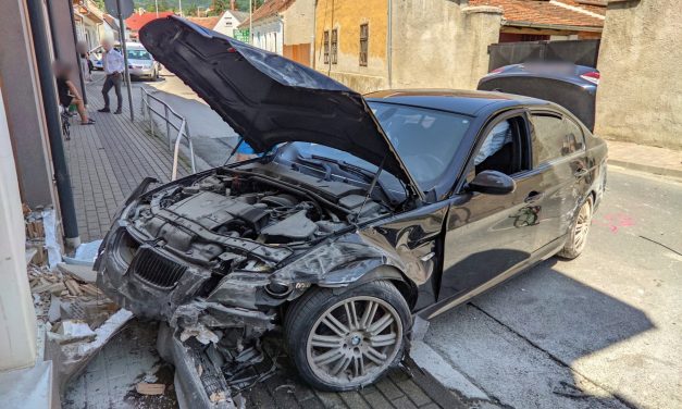 Turisták közé hajtott egy BMW-s Kőszegen, az autó egy kisboltba csapódott