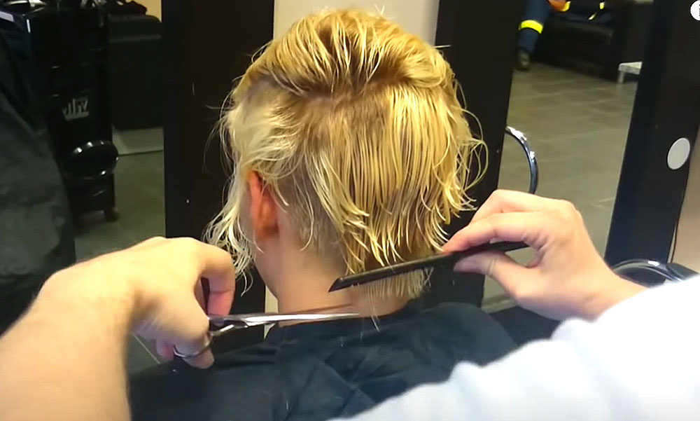 Levágták a vendég fülét a budapesti fodrászatban, a 30 éves nő hajával együtt a fülcimpájának egy része is a földre hullott
