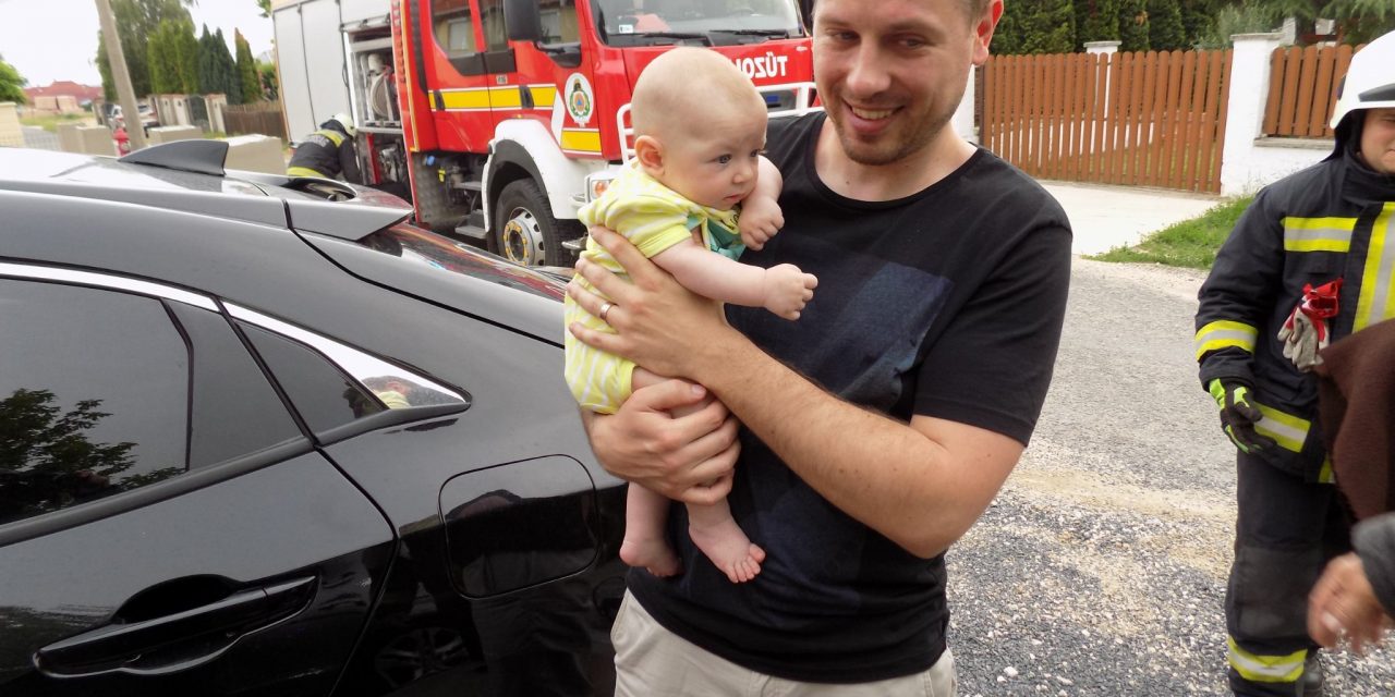 Autóba rekedt egy 3 hónapos kisfiú, a tűzoltók szabadították ki a kisgyereket