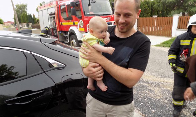 Autóba rekedt egy 3 hónapos kisfiú, a tűzoltók szabadították ki a kisgyereket