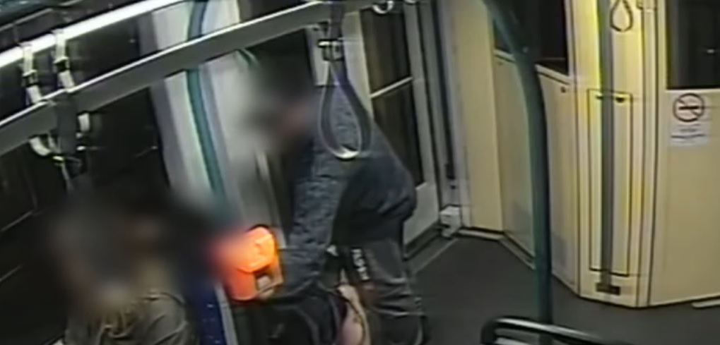Kihasználta, hogy elszundítottak: alvó utasokat fosztott ki ez a férfi a villamoson Budapesten – videó