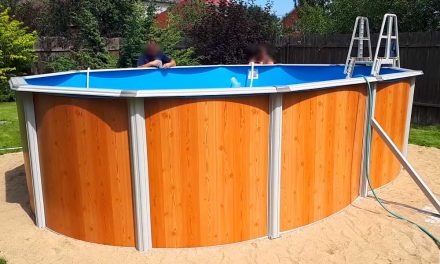 „Közelebb mentem a medencéhez, és akkor láttam, hogy úszik a kis kabátja” – beleesett a családi házuk medencéjébe a kis Veronika, csodával határos módon maradt életben