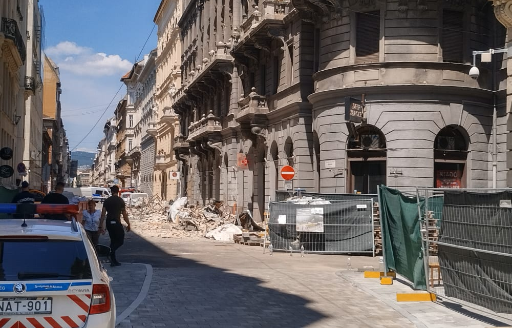 „Hiába élték túl, életveszélyesen megsérültek”- leszakadt egy erkély Budapest bevárosában, két munkás a romok alá szorult