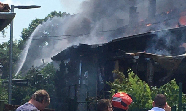 Lángolt egy sorház Budapest 9. kerületében, több mint egy tucat embert kellett kimenekíteni