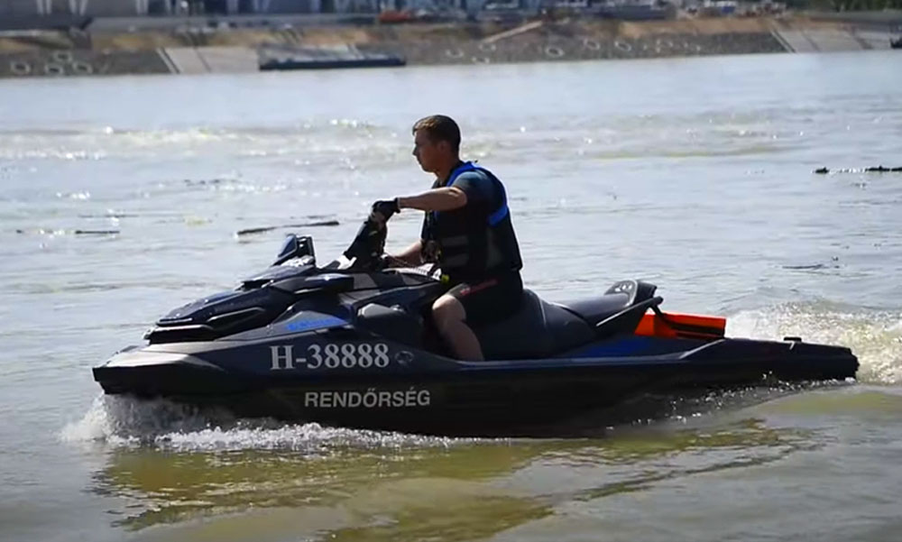 Szupergyors járműveket kaptak a dunai vízirendőrök – Videó