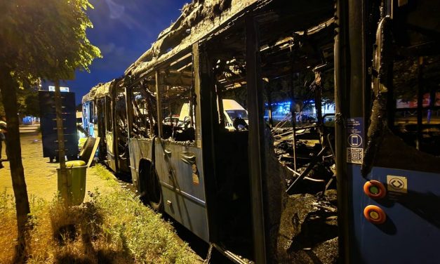 Videón a Budapesten kiégett busz, gyakorlatilag porig égett a jármű