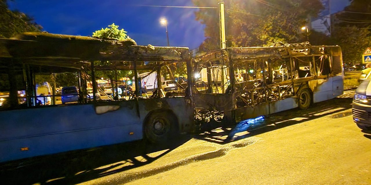 Az embereknek menekülniük kellett: teljesen kiégett egy busz Budapesten – sokkoló fotók