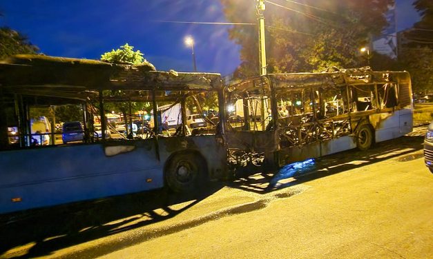 Az embereknek menekülniük kellett: teljesen kiégett egy busz Budapesten – sokkoló fotók
