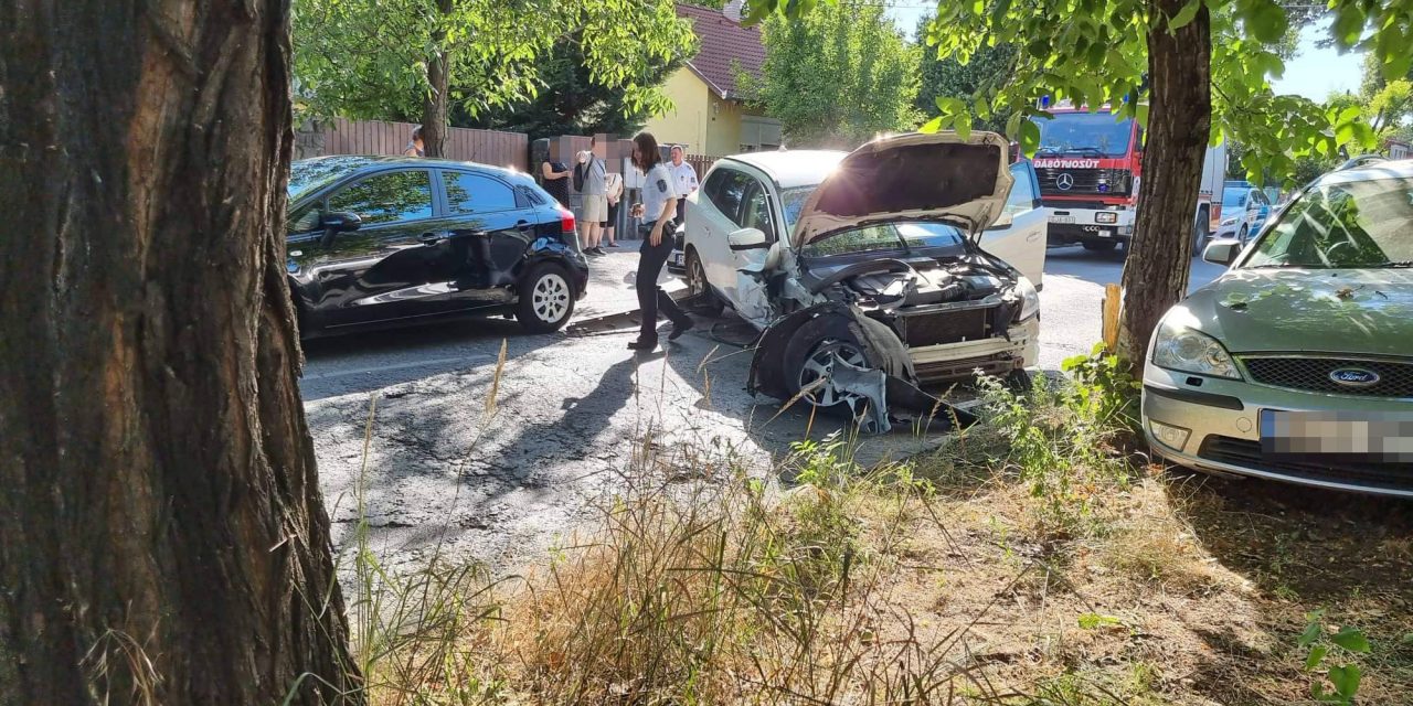 Három autó rohant egymásba Budapesten – Fának csapódott egy Volvo és miután visszapattant két másik kocsit is letarolt – Fotók a helyszínről