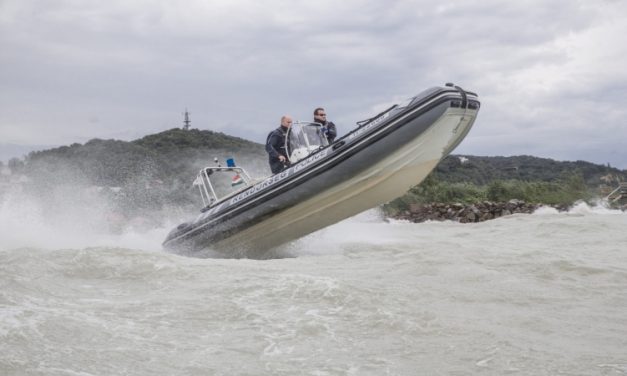 Felborult egy katamarán a Balatonon, azonnal riasztották a vízimentőket