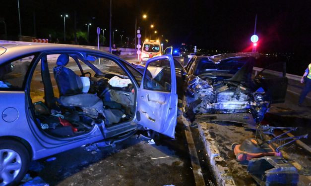 Brutális karambol a Margit hídnál: frontálisan mentek egymásba az autók, rommá tört mindkettő, többen megsérültek – Fotók a helyszínről