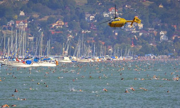 Dráma a Balaton-átúszáson, egy férfi rosszul lett a vízben, heroikus küzdelem indult az életéért