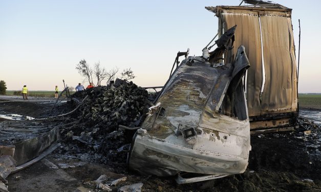 Két kamion és egy traktor ütközött Soltnál, hárman szörnyethaltak a balesetben: az egyik teherautó dezodorokat szállított, azonnal kigyulladt