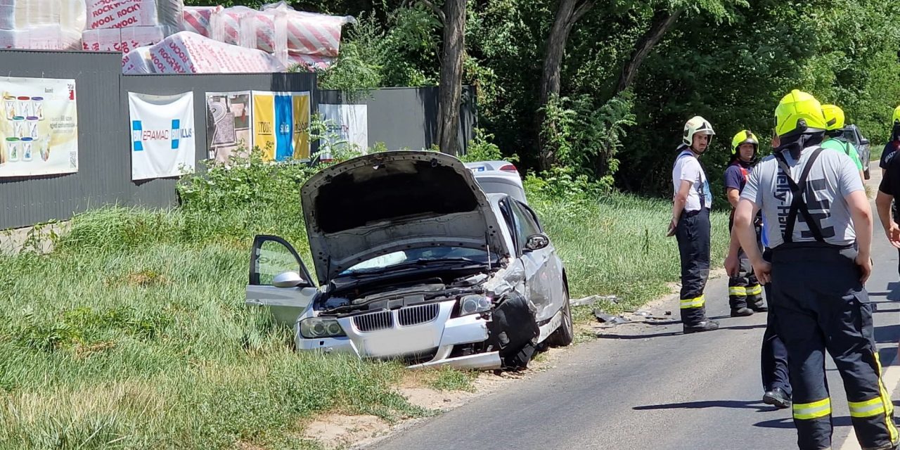Jobbkormányos sportautóval előzött, vétlen BMW-ssel csattant egy hatalmasat Budakeszi közelében