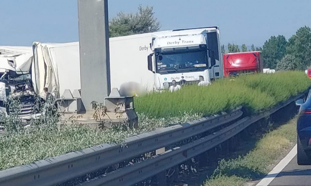 Úgy tűnik, hogy az M1-es ma is elesik, két kamion ütközött Zsámbéknál, az egyik sofőr meghalt