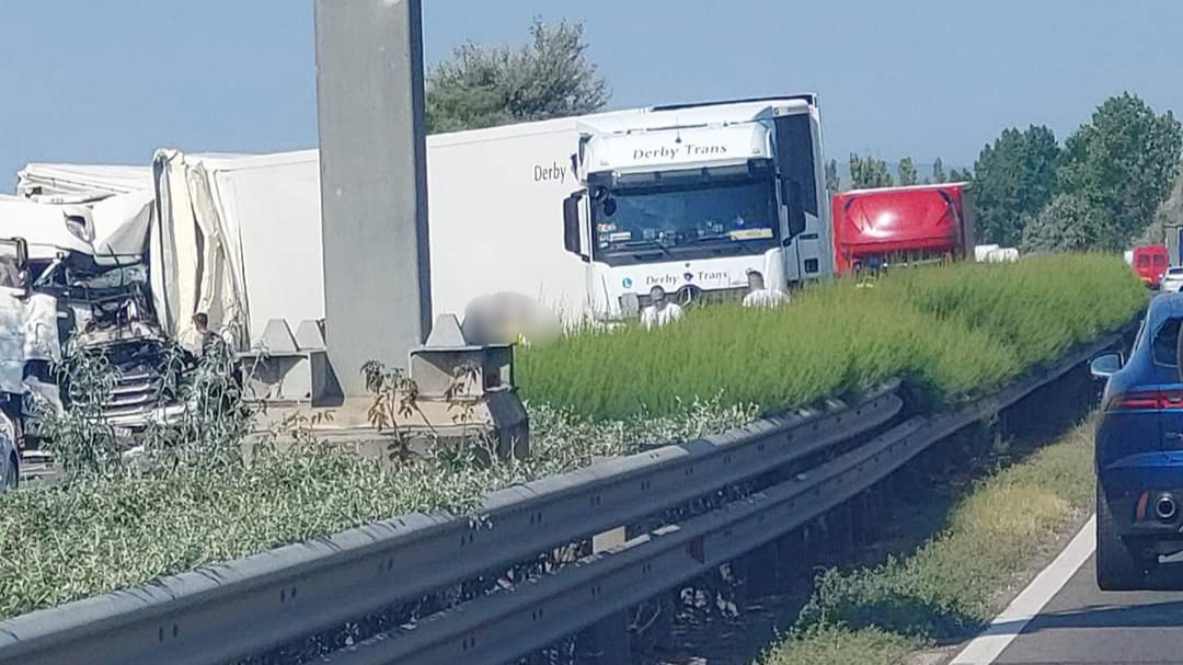 Úgy tűnik, hogy az M1-es ma is elesik, két kamion ütközött Zsámbéknál, az egyik sofőr meghalt