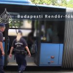 Késsel hadonászott egy drogosnak tűnő férfi a csömöri buszon, a buszsofőrt is kizavarta a fülkéből: menekültek az utasok a járműből