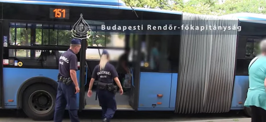 Buszon razziáztak a budapesti zsaruk: hét embert elfogtak, röpködtek a pénzbírságok, valakihez pedig mentőt kellett hívni