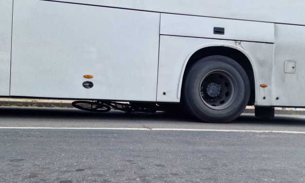 Autóbusszal ütközött a fiatal kerékpáros, belehalt a balesetbe