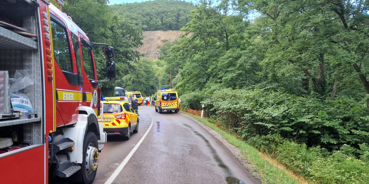 Kisteherautónak ment egy betegszállító Eger közelében, négyen is megsérültek