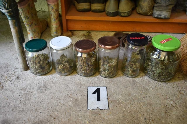 Hatalmas mennyiségű kábítószert találtak a zsaruk a 31 éves, Nógrád megyei férfi otthonában – fotók