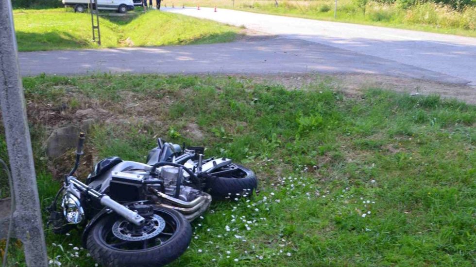 Meghalt a motoros miután a traktoros nem takarította fel az úttestet