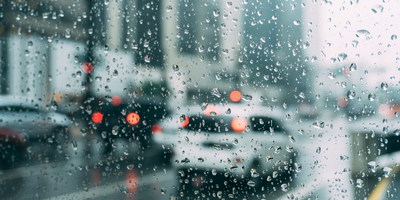 Vihar: többfelé nehezíti a közlekedést az időjárás – Ezekre a megyékre adtak ki figyelmeztetést, további zivatarok jönnek