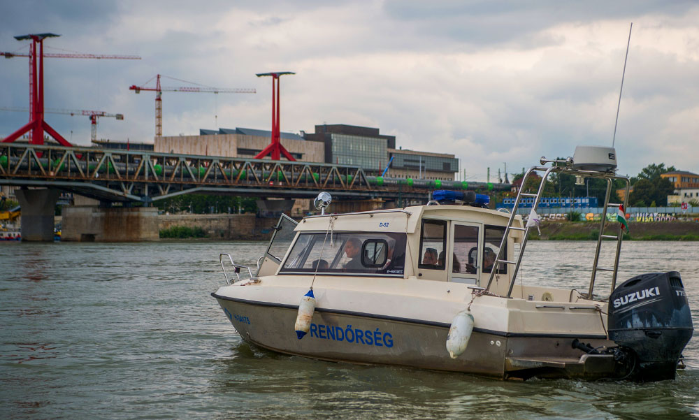 Dráma Budapesten: a Dunába ugrott egy hajóról egy férfi, a rendőrök jelenleg is keresik
