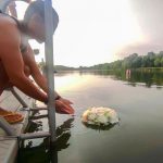 “Nyugodj békében Dani” – a tragédia helyszínén emlékeztek a vízbe fulladt 22 éves őrmesterre a budapesti rendőrök, vízre engedett koszorúval gyászolják Kupai Dánielt