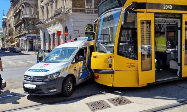 Rendőrautó és villamos ütközött a József körúton – helyszíni fotók