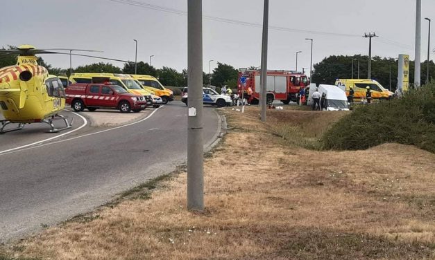 Autós üldözés Pest megyében: egy szolgálati autót is lezúzott a felelőtlen sofőr, aztán az árokba csapódott – Rengeteg a súlyos sérült