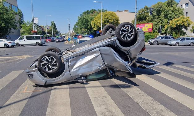 Felborult egy Honda Budapesten, miután az oldalába rohant egy Opel – Súlyos sérült is van – Fotók a helyszínről
