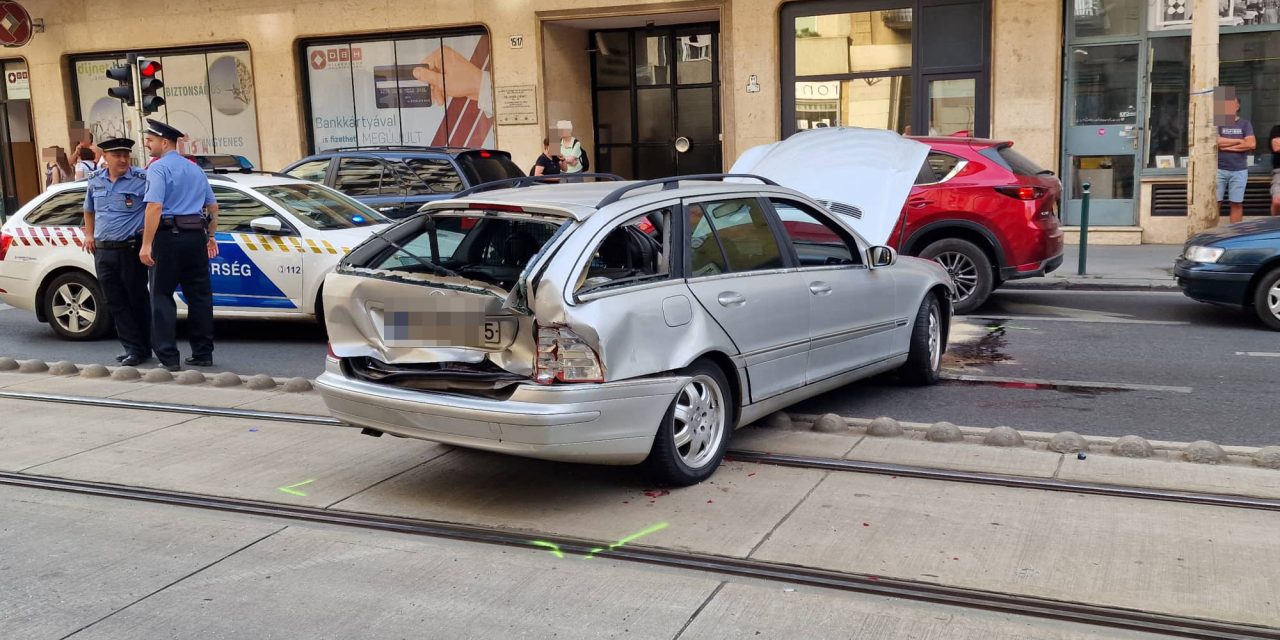 Csúnya baleset Budapesten: luxus limuzin elé lökte a villamos a szabálytalankodó Mercedest – fotók a helyszínről