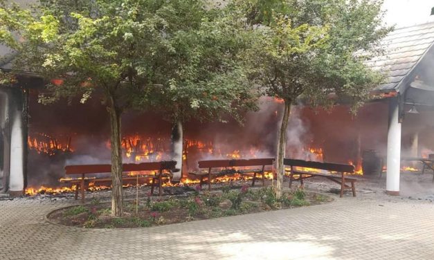 Döbbenetes: esküvőjük előtt égett le a felsőlajosi csárda rendezvényterme – videók