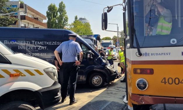 Halottszállító ütközött egy villamossal, a koporsókat az utcán pakolták át az összetörött autóból egy másikba – döbbenetes fotók