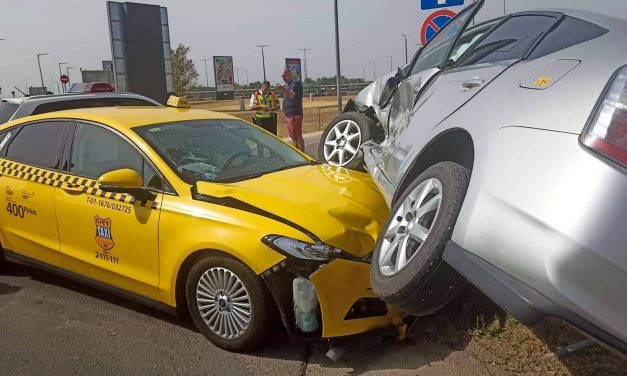Benézte az elsőbbségadó táblát az idős asszony, a taxi motorháztetjén találta magát: a sárga autóban ülő utas a parkolón keresztül futott a repülőgépéhez