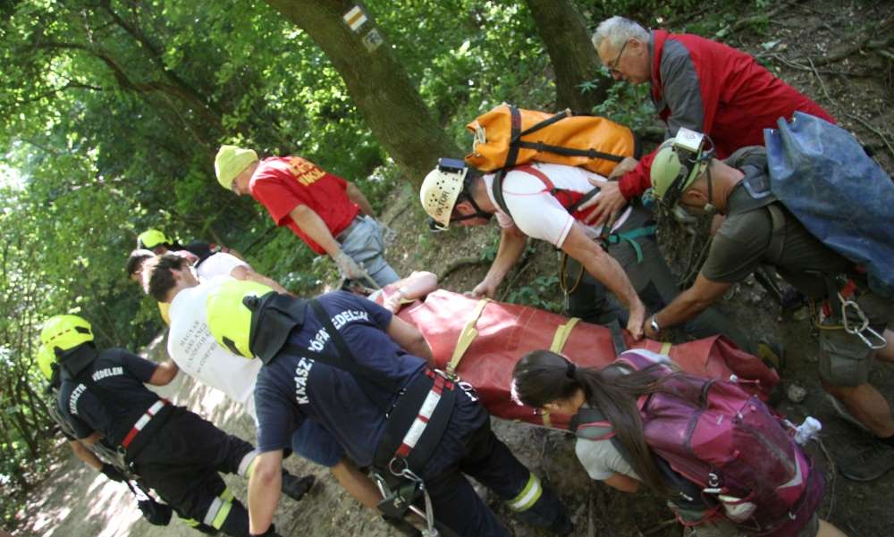 Mászás során visszacsúszott – 18 ember, 4 óra alatt hozta felszínre a Mátyás-hegyi barlangban megsérült nőt