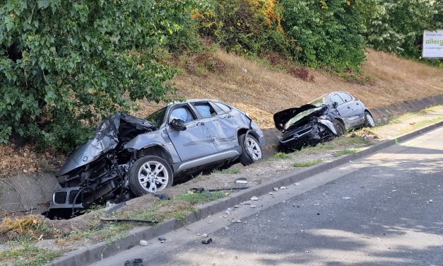 Súlyos baleset a Bécsi úton, csak úgy törtek a járművek, hatalmas dugó alakult ki