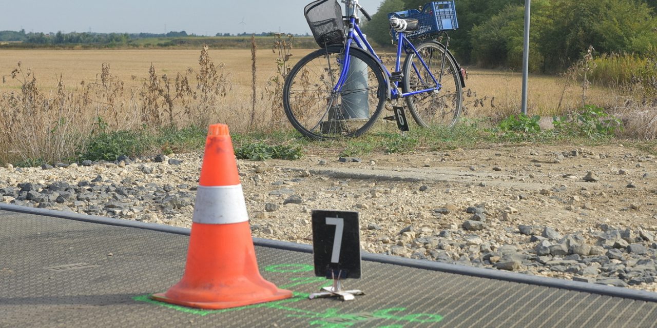 Tragédia Gyöngyösfalunál: egy villanyoszlopnak támasztotta biciklijét, majd a vonat elé ugrott a férfi