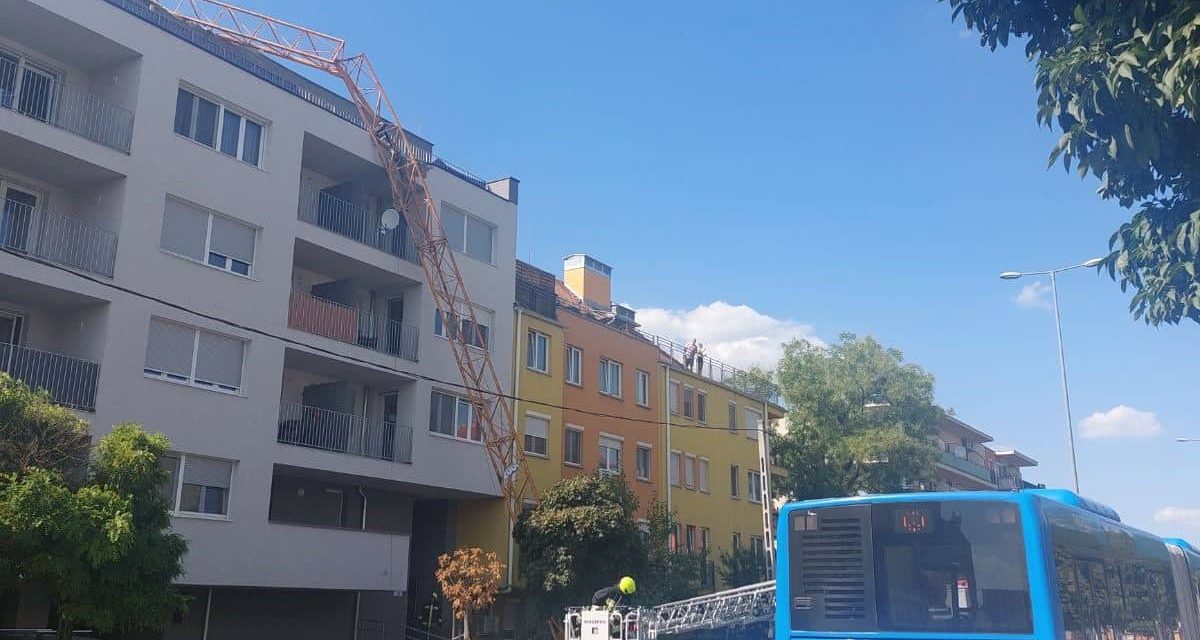 A házban lakó háromgyerekes család fél órával a zuhanás előtt elment nyaralni” – megszólalt az ismert énekes, barátnője autójára dőlt rá az építési daru Budapesten