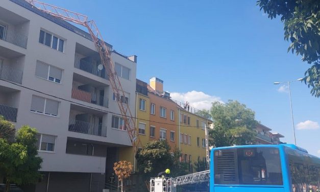 A házban lakó háromgyerekes család fél órával a zuhanás előtt elment nyaralni” – megszólalt az ismert énekes, barátnője autójára dőlt rá az építési daru Budapesten