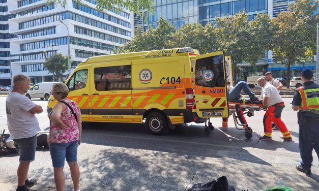 Csúnya motoros baleset Budapesten, mentőbe tették a férfit