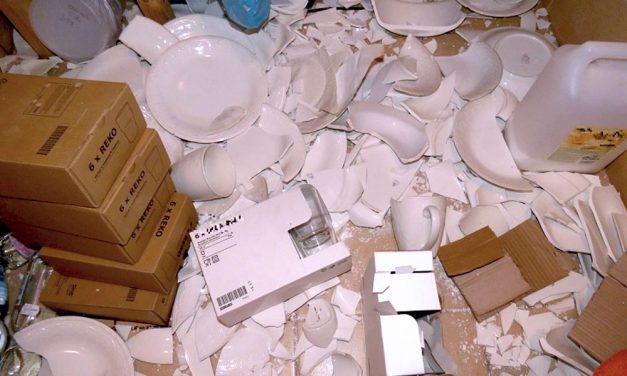 Halomra törte az összes tányért, mert a szállásadó nem fizette vissza a lemondott éjszaka árát