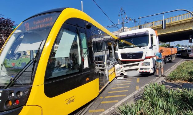 Ezért volt a hatalmas dugó a Margit hídnál, teherautó kapta oldalba a fonódó villamost