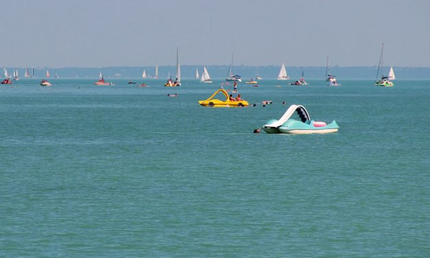 Balatonba fulladt egy családapa, a vízibicikliről ugrott a vízbe, felesége próbálta kimenteni