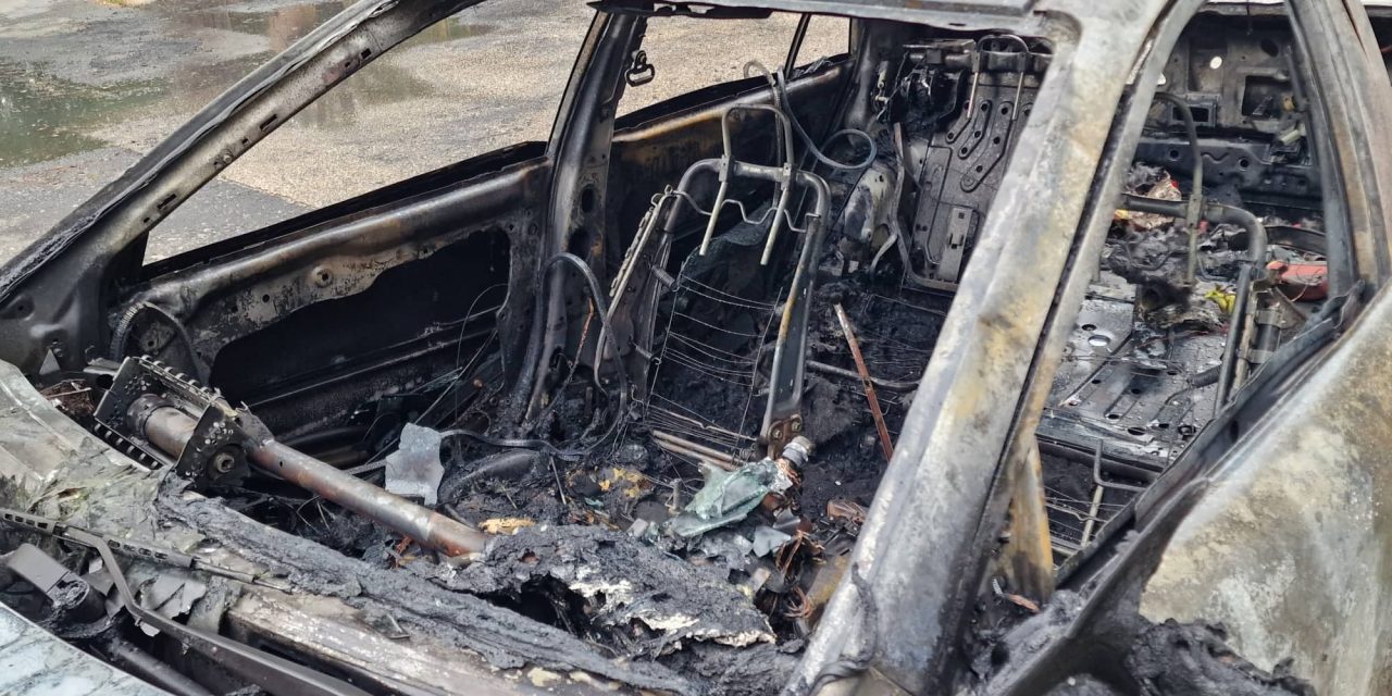 Teljesen kiégett egy Mazda Budapesten – fotók a helyszínről