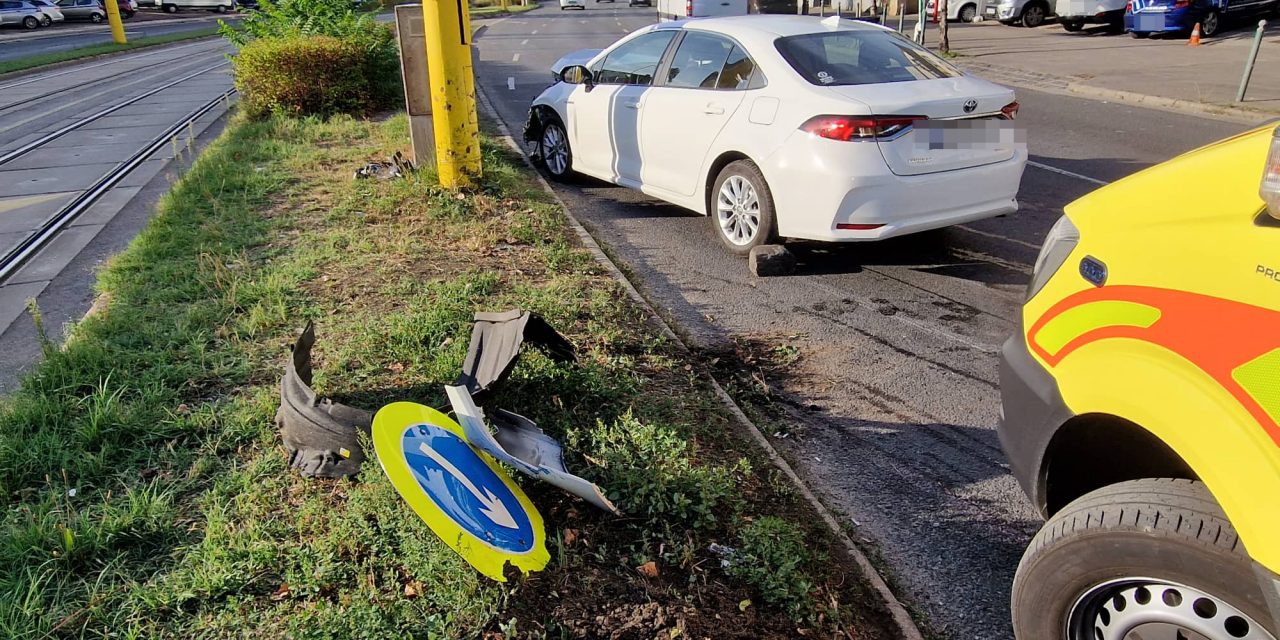 Villanyoszlopnak csapódott egy Toyota Budapesten, miután rosszul lett a sofőrje – Fotók a helyszínről