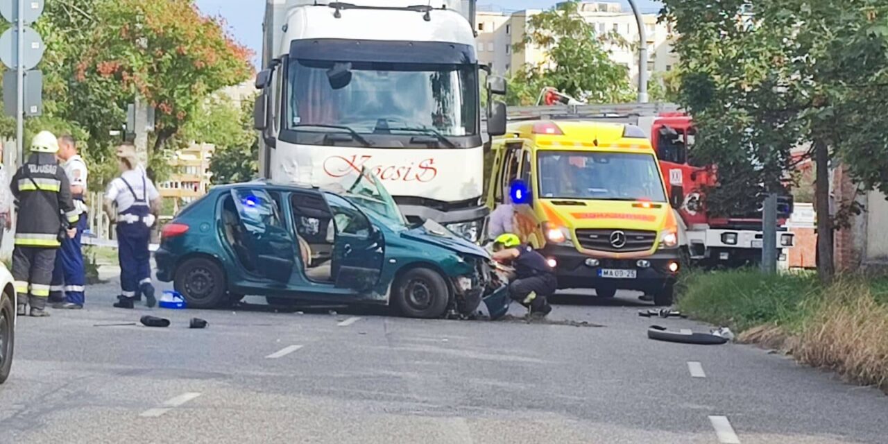 Brutális baleset: métereken keresztül tolta maga előtt az elé kivágó kocsit a kamion Budapesten – Fotók a helyszínről